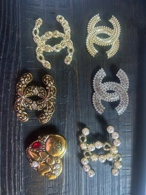 6 pins as described. Reserved !